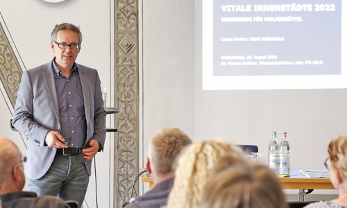 Dr. Markus Preißner stellte die Ergebnisse der Studie „Vitale Innenstädte“ im Ratssaal vor.