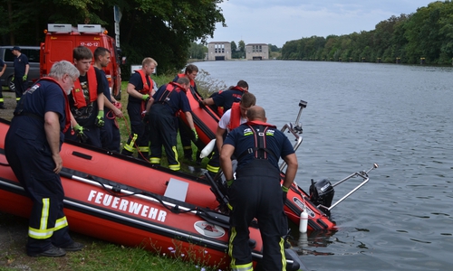 Die Rettungsboote während des Zuwasserlassens in den Stichkanal Salzgitter.