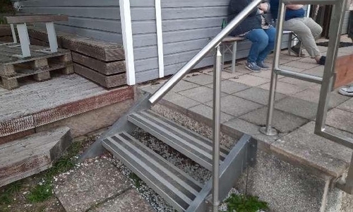 Zwischen dem 6. und 9. September wurde der Edelstahl-Handlauf am Schützenhaus St. Andreasberg geklaut.