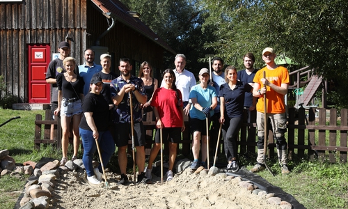 Der Kinderschutzbund Gifhorn erhielt tatkräftige Unterstützung bei der Gartenarbeit.