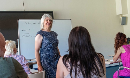 Larysa Tkachuk, stellvertretende Vorsitzende des Vereins ChancenGeben beim Deutschunterricht für Ukrainer.