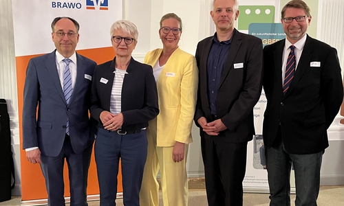 (v. l.) Tobias Henkel (Vorstandsvorsitzender Evangelische Stiftung Neuerkerode), Christiana Steinbrügge (Landrätin Landkreis Wolfenbüttel), Nicole Mölling (Leiterin der Direktion Salzgitter der Volksbank BRAWO), Dr. Claudius Schiller (Geschäftsführer Wirtschaftsförderung Landkreis Wolfenbüttel) sowie Marco Kelb (Samtgemeindebürgermeister Sickte) beim ersten Unternehmerzirkel in Sickte.