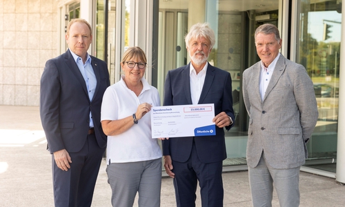 Marc Knackstedt, Vorsitzender des Vorstandes der Öffentlichen (links), und sein Vorgänger Knud Maywald (rechts) übergeben die Spenden an Dr. Thomas Lampe, 1. Vorsitzender des Vereins WegGefährten, und Petra Gottsand, Geschäftsführerin des Hospizes am Hohen Tore.