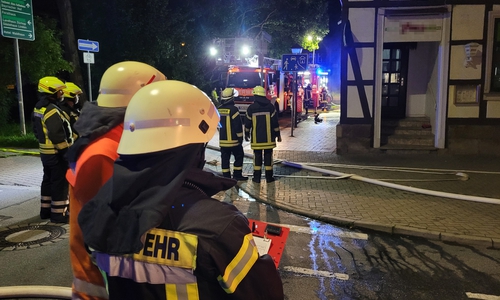 Zu gleich zwei parallel laufenden Brandeinsätzen wurden am Montagabend die Feuerwehren im Stadtgebiet Wolfenbüttel alarmiert.