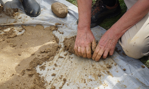 Jeder einzelne Grünling wird aus Lehm von Hand geformt.