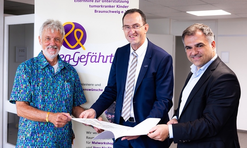 Freuten sich über die Vertragsunterzeichnung (von links): Dr. Thomas Lampe, Vorsitzender der Weggefährten, skbs-Geschäftsführer Dr. Andreas Goepfert und Dr. Christos Pantazis, SPD-Bundestagsabgeordneter und Schirmherr der „Kinderoase“. 