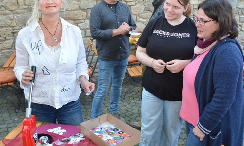 An der Button-Maschine ging es um Sticker mit aufgedruckten Flügeln – Symbol für aLA (von links): Sonja Grotjan (Lavie) sowie Johanna und Alexandra Kahmann (BBS Helmstedt als Kooperationpartner von Lavie).