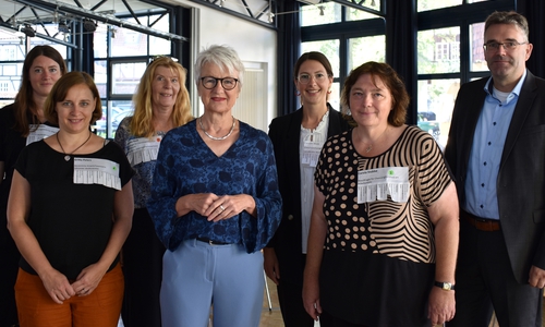 Jana Ehlermann (Koordinierungsstelle für Migration und Teilhabe am Bildungszentrum Landkreis Wolfenbüttel), Gritta Peters (Mitarbeiterin Jobcenter Wolfenbüttel), Annette Kuck (Beauftragte für Chancengleichheit bei der Agentur für Arbeit), Landrätin Christiana Steinbrügge, Carolin Wiek (Gleichstellungsbeauftragte im Landkreis Wolfenbüttel), Carola Stobbe (Beauftragte für Chancengleichheit auf dem Arbeitsmarkt im Jobcenter Wolfenbüttel) und Thomas Vogel (Leiter Jobcenter Wolfenbüttel) (v. li.). 