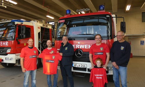 Alexander Topp, 1. Vorsitzende vom Förderverein und Ortsbrandmeister Andreas Bode freuten sich über die Zugabe von Florian Weiß und bedankten sich im Namen aller Mitglieder. 