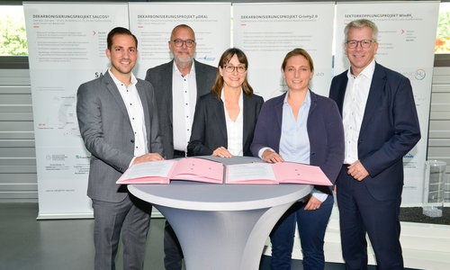 Bei der Vertragsunterzeichnung (von links): Salvatore Mariano, Teamleiter Serieneinkauf Wagon Automotive, Rolf Gaßner, Geschäftsführer Wagon Automotive, Isabelle Weiss, Teamleitung Verkauf Automotive (Team D), Salzgitter Flachstahl GmbH, Christina Warbruck, Sachbearbeiterin Verkauf Automotive (Team D), Salzgitter Flachstahl GmbH und Eike Brünger, Geschäftsführung Vertrieb und Logistik, Salzgitter Flachstahl GmbH.