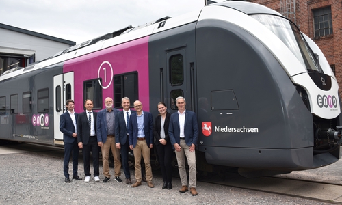 Joschah Sieber-Borath (Senior Project Manager, Alstom), Dr. Jens Sprotte (Vice President Strategy & CSR, Region DACH, Alstom), Detlef Tanke (Verbandsvorsitzender, Regionalverband Großraum Braunschweig), Christian Wiegand (Project Director, Alstom), Fritz Rössig (Abteilungsleiter Regionalverkehr, Regionalverband Großraum Braunschweig), Kathrin Kramer (Sales Manager, Alstom) und Ralf Sygusch (Verbandsdirektor, Regionalverband Großraum Braunschweig) (v. li.). 