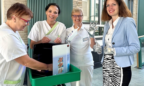 Freude über das Silber-Zertifikat: Für das Foto tragen die Medizinische Direktorin Dr. Alina Dahmen und Krankenhaushygienikerin Dr. Birgit Feier ausnahmsweise silberne Handschuhe.