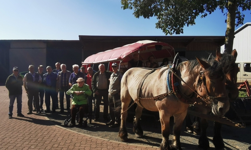 Mit dem Planwagen ging es auf Tour.