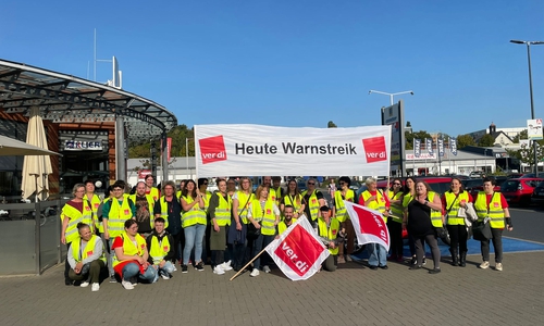 Die Kundgebung vor Edeka in Salzgitte-Bad.