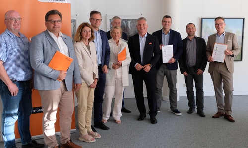 Der Glasfaserausbau im Landkreis Goslar soll weiter vorangetrieben werden. Um dieses Ziel zu erreichen haben Bürgermeisterinnen und Bürgermeister eine Kooperationsvereinbarung mit der Deutsche Giganetz GmbH unterzeichnet.