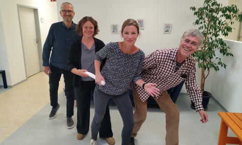 Patenschaften für Kinder psychisch kranker Eltern organisiert ab jetzt der Verein „Der Weg“. Zuvor lag das Projekt beim Landkreis. Den Staffelstab übergaben (v.l.n.r.): Jörg Hermann (Leiter der Beratungsstelle für Eltern, Kinder und Jugendliche) und Annette Scheffer (Mitarbeiterin der Beratungsstelle für Eltern, Kinder und Jugendliche) an Sandra Riethus und Gerd Osterloh vom Verein für gemeindenahe sozialpsychiatrische Hilfen – Der Weg e.V.