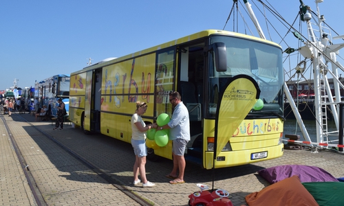 Moin aus Cuxhaven! Das Bücherbusteam präsentierte die moderne Fahrbücherei des Landkreises Wolfenbüttel.