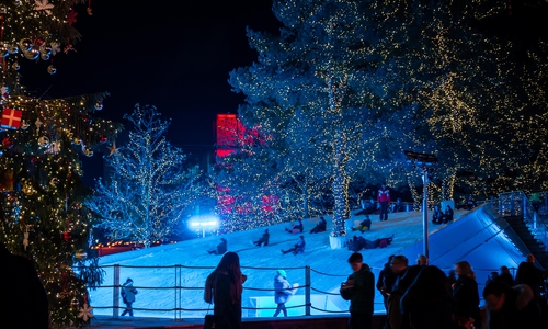 Für Kinder im Alter von 4 bis 12 Jahren bietet die Schneewelt auf 1.100 Quadratmetern jede Menge Platz zum Rodeln, Schneemannbauen und Toben.