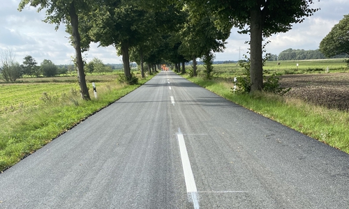  Die Brunsroder Straße wurde nach den Markierungsarbeiten wieder frei gegeben.