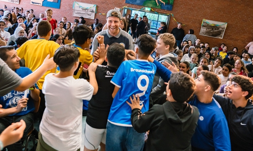 Die Spieler wurden umringt und um Autogramme gebeten.