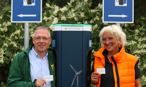 Auch Lucklum hat jetzt E-Ladesäulen: Bärbel Heidebroek und Helmut Gockel nehmen die Anlage in Betrieb.