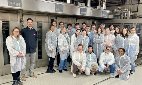  Bäckermeister Konstantin Lehmann führte die deutsch-südafrikanische Schülergruppe durch die Produktionsanlage der Bäckerei Richter.