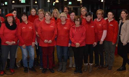 Nach der Sitzung trafen sich die ehrenamtlichen Helferinnen und Helfer der DRK-Tafel im Foyer den Lindenhalle. Alle waren erkennbar enttäuscht vom Verlauf der Sitzung, ganz rechts Vorständin Aline Gauder.