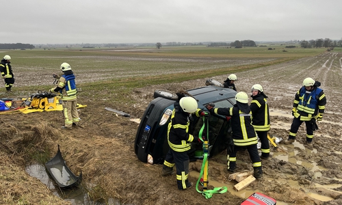 Das Fahrzeug war auf die Seite gekippt.