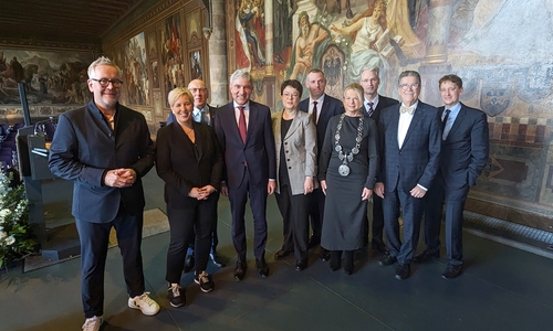 Inmitten des Vorstands der Verkehrsgerichtstages und seines Präsidenten, Prof. Dr. Ansgar Staudinger: Oberbürgermeisterin Urte Schwerdtner (4. v. re.) sowie der Präsident des Bundesverfassungsgerichts der Bundesrepublik Deutschland, Prof. Dr. Stephan Harbarth (4. v. li.).