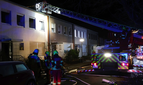 Die Feuerwehr musste von vorne mit der Drehleiter anrücken.