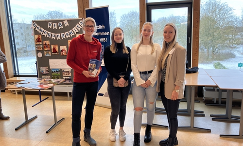 Claudia Jost (Kita-Leitung VfB Fallersleben), Jolyn Trautner (Schülerin der Anne-Marie Tausch Schule), Merle Wagner (Schülerin der Anne-Marie Tausch Schule) und Carolin Kalfier (Lehrkraft der Anne-Marie Tausch Schule) bei der Trägermesse (v. li.).