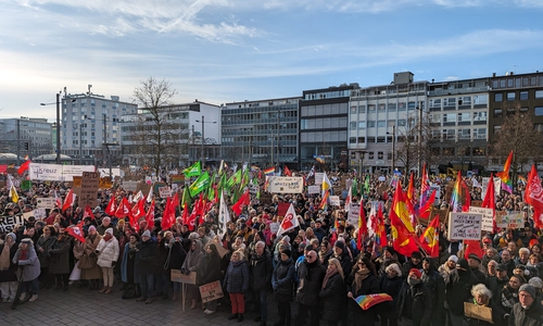 Es waren viele Menschen vor das Schloss gekommen.