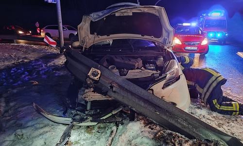 Das Auto war in die Leitplanke gekracht.