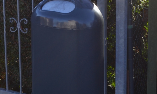 Ein neuer Abfallbehälter an der Bushaltestelle Rotdornstraße in Groß Gleidingen.