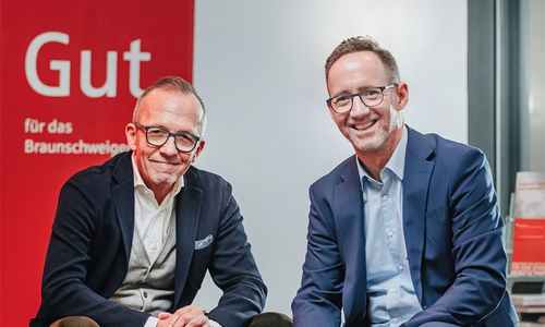 Martin Schickram (links) freut sich auf neue Abenteuer im Ruhestand und gibt den Staffelstab weiter an Mathias Engel, der ab sofort den Firmenkundenbereich Wolfenbüttel/Bad Harzburg der BLSK leitet.