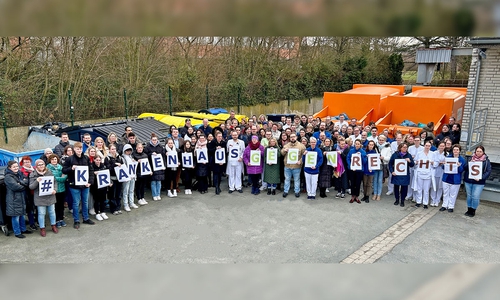 Rund 100 Mitarbeitende des Städtischen Klinikums nahmen an der Aktion gegen Rechts teil.