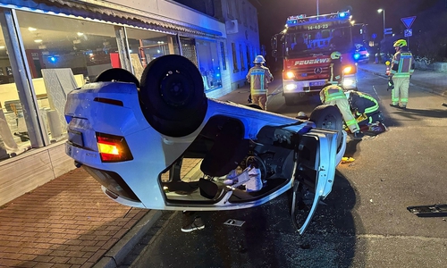 Das Auto war auf dem Dach gelandet. Die Fahrerin musste aus dem Fahrzeug befreit werden.