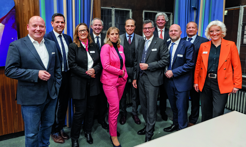 Wirtschaftsminister Olaf Lies (2. v. l.) und Hauptgeschäftsführer Dr. Florian Löbermann (3. v. r.) mit dem neu gewählten Präsidium (v. l. n. r.): Holger Borrmann, Astrid Striese, Kurt Fromme, Anja Junicke, Dr. Ralf Utermöhlen, Tobias Hoffmann, Jan Dietrich Radmacher, Oliver Kreß und Bärbel Heidebroek. Es fehlen Olaf Jaeschke und Jürgen Brinkmann.