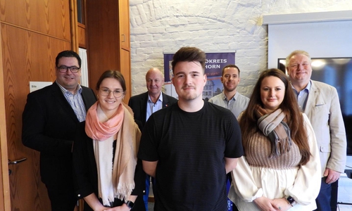 Tobias Heilmann, Landrat des Landkreises Gifhorn (von links), Jil Pieper, Studentin der Humanmedizin, Horst Ganz, stellvertretender Vorsitzender des Ausschusses für Soziales, Gesundheit und Integration, Leander Christiansen, Auszubildender zum Notfallsanitäter, Niklas Lillie, Abteilungsleiter 7.2 – Verwaltung, Gesundheitsaufsicht und Umwelthygiene, Frauke Brauleke, Auszubildende zur Sozialpädagogischen Assistentin, und Kreisrat Rolf Amelsberg.