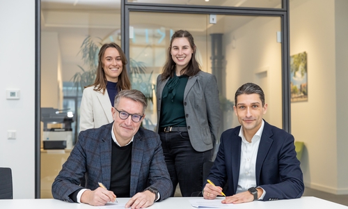 Florian Bernschneider, Vorstandsmitglied des Regionalen EnergieAgentur e. V. (REA), und Gerold Leppa, Geschäftsführer der Braunschweig Zukunft GmbH, unterzeichneten den Kooperationsvertrag für das neue Unternehmensnetzwerk Energieeffizienz und Nachhaltigkeit. Johanna Blank (links, Braunschweig Zukunft GmbH) und Julia Sprengel (REA) sind die ersten Ansprechpartnerinnen für die Mitgliedsunternehmen.