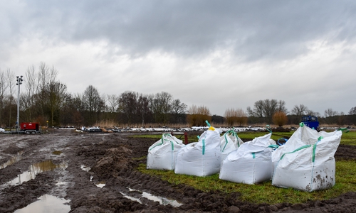 Hochwasser-Einsatzstelle in der Samtgemeinde Flotwedel. Im Vordergrund stehen so genannte "Big Packs" mit Sand bereit. Im Hintergrund ist ein mit Sandsäcken verstärkter Deich zu sehen.