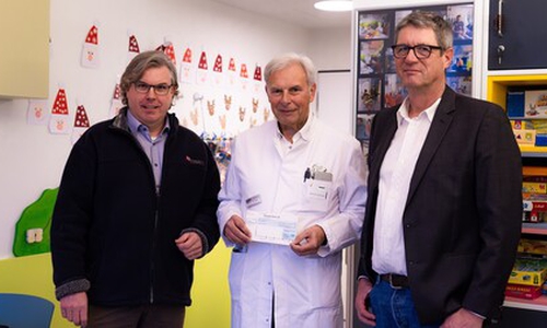 Der Chefarzt der Klinik für Kinder- und Jugendmedizin Prof. Dr. Hans Georg Koch (Mitte) freut sich über die Spende von Dr.-Ing. Peter Grubert (li.) und Dr.-Ing. Carl Stoewahse.