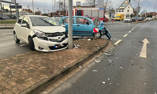 Die Autos kollidierten auf der Kreuzung.