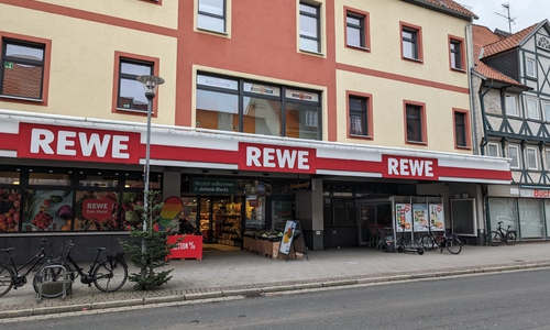 Unter dem Rewe-Markt in der Breiten Herzogstraße soll ein neuer Club für die Wolfenbütteler Jugend entstehen. Archivbild