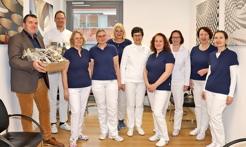 Geschäftsführer Axel Burghardt (links) überbrachte dem Team der Praxis für Allgemeinmedizin um Dr. Jens Schallock (2. v. li.) zum Start im MVZ Präsentkörbe. 