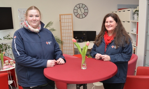 In der DRK-Ecke von Eberts Hof: Frederike Schwieger (links) und Christel Seigneur bieten jeden Donnerstag am Großen Zimmerhof 29 die Migrationsberatung an. 