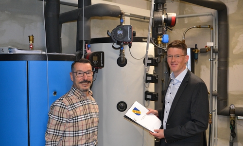 Ralph Geffert (Fachdienstleitung Planung, Bau, Umwelt) und Bürgermeister Tobias Grünert (rechts) im Technikraum der Kindertagesstätte Wahle II der Gemeinde Vechelde.