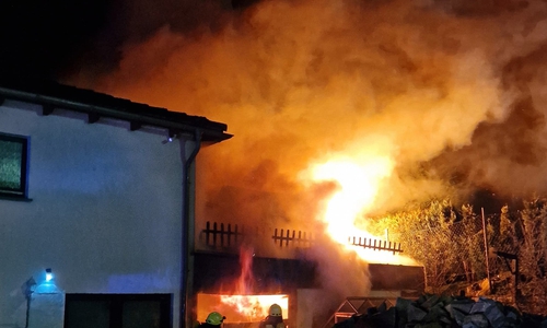Der Anbau brannte lichterloh.