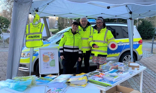 Am Info-Stand (v.l.): Christiane Meier (Polizeiinspektion Goslar), Peter Scheffel (Verkehrswacht) und Magdalena Stephan (Stadtelternrat).