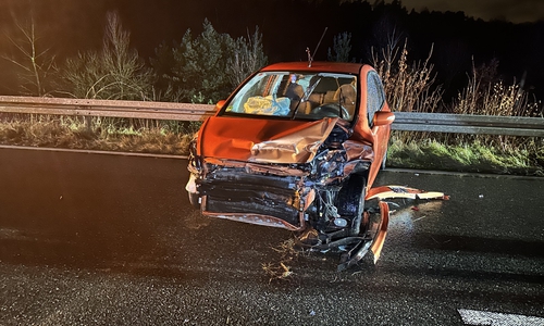 Das Auto kollidierte mit der Leitplanke.